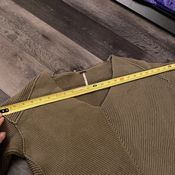 free people la brea v neck sweater in drab olive / army green - Picture 9 of 10